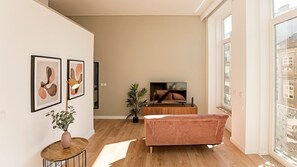 TV - Urban House - E - by LovelyStay (Porto)