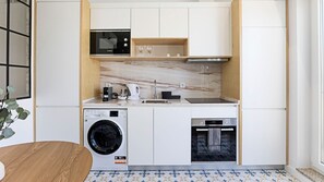 Réfrigérateur, four à micro-ondes, un four, surface de cuisson