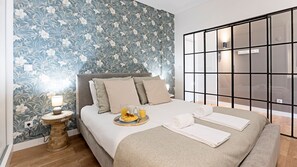 Tabla de planchar con plancha, wifi gratis y ropa de cama 