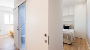Tabla de planchar con plancha, wifi gratis, ropa de cama
