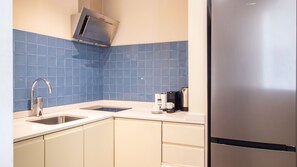 Fridge, stovetop, dishwasher, coffee/tea maker