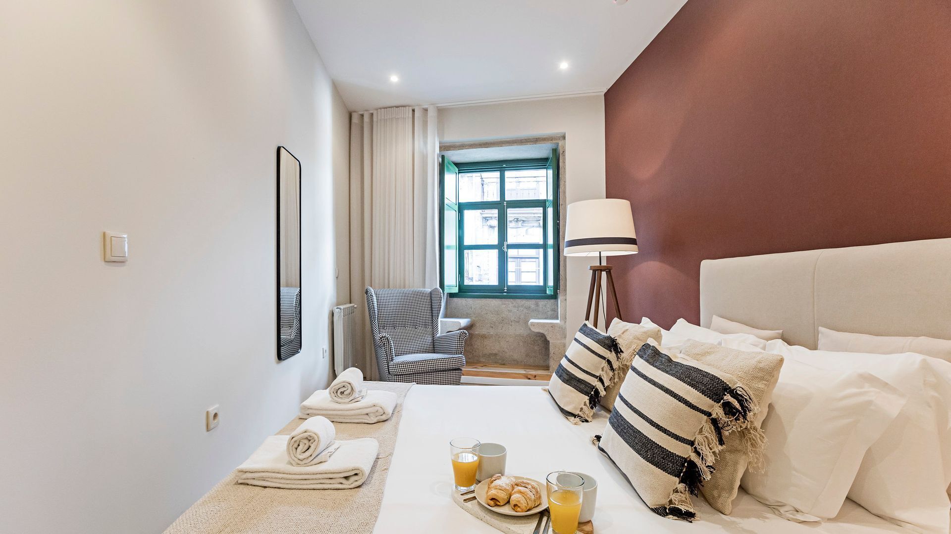 4 habitaciones, tabla de planchar con plancha y wifi gratis 