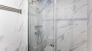 Een haardroger, handdoeken, zeep, shampoo