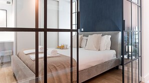 Tabla de planchar con plancha, wifi gratis y ropa de cama 