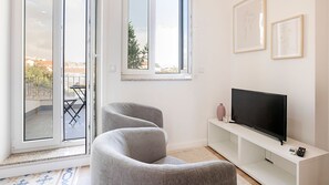 TV - Urban House - H - by LovelyStay (Porto)