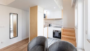 Réfrigérateur, four à micro-ondes, un four, surface de cuisson