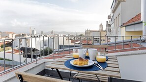Outdoor dining - Urban House - H - by LovelyStay (Porto)