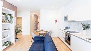 Frigorífico, microondas, horno y placa de cocina
