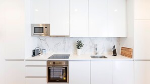 Réfrigérateur, four à micro-ondes, un four, surface de cuisson