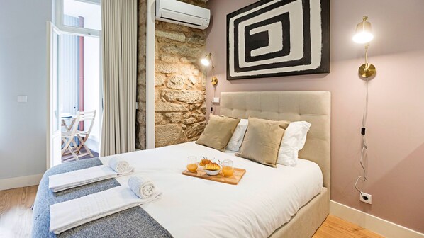Iron/ironing board, free WiFi, bed sheets