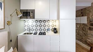 Refrigerador, microondas, placa de cocina, cafetera/tetera