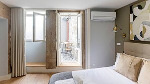 Tabla de planchar con plancha, wifi gratis y ropa de cama 