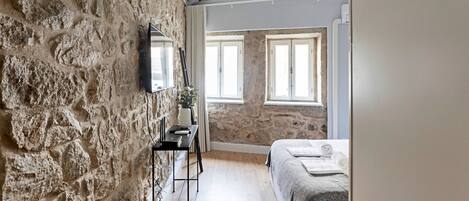 Fer et planche à repasser, Wi-Fi gratuit, draps fournis