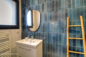 Douche, sèche-cheveux, serviettes fournies, savon