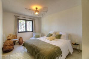 3 bedrooms, iron/ironing board, travel cot, free WiFi - Bergerie, Panoramic sea view, Heated pool, Gr20 access (Sari-Solenzara)