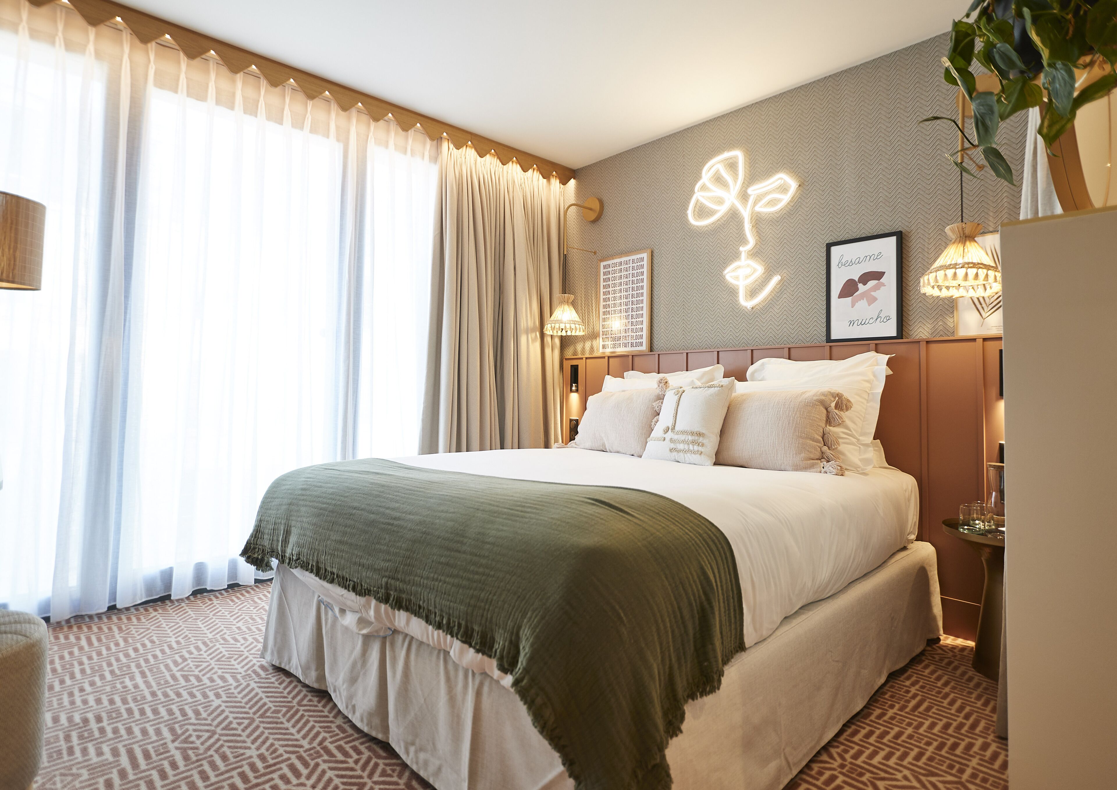 Standard Room, 1 Queen Bed (Classic Room) | In-room safe, soundproofing, free WiFi, bed sheets