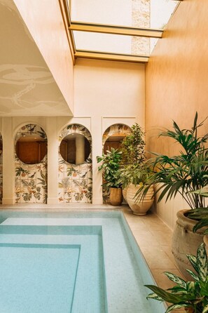 Piscina coberta (horari: 06:00-22:00) i gandules 