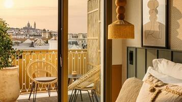 In-room safe, soundproofing, free WiFi, bed sheets