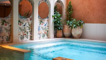 Piscine couverte, accès possible de 06 h 00 à 22 h 00, chaises longues