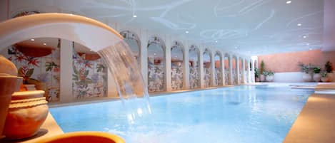 Innenpool, geöffnet von 06:00 Uhr bis 22:00 Uhr, Liegestühle