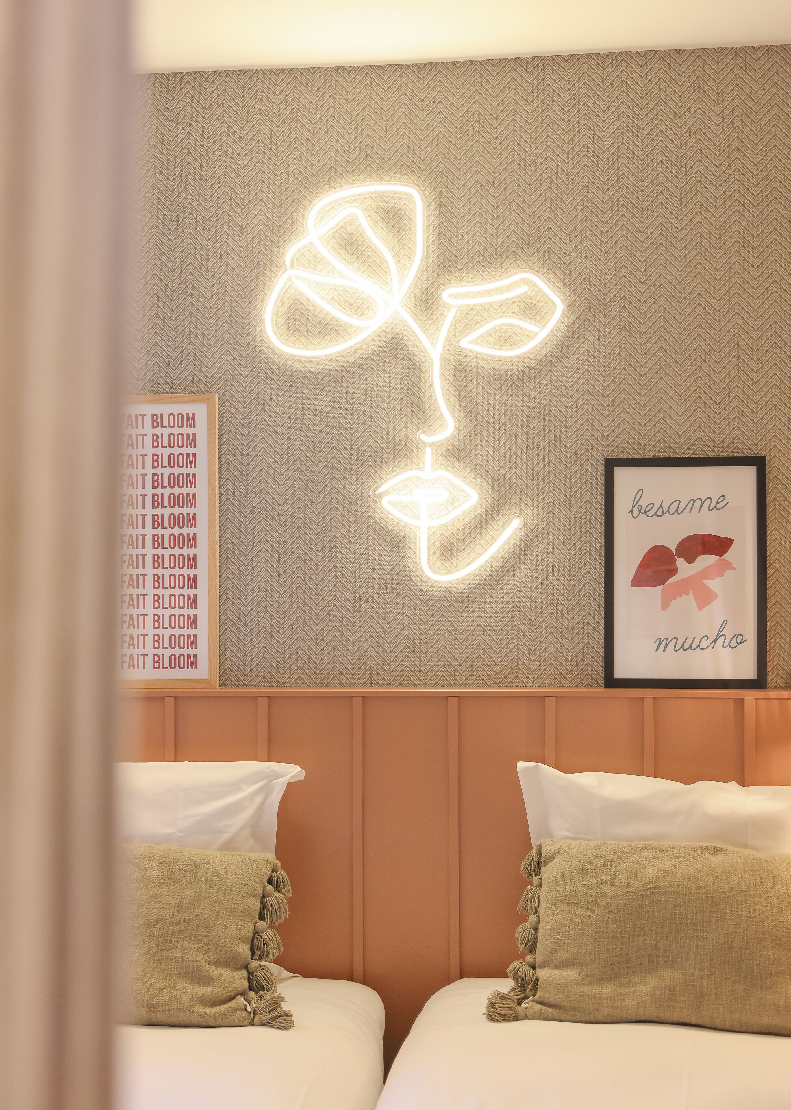 Shower, pengering rambut, jubah mandi, dan handuk