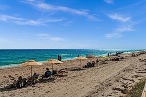 On the beach - Stylish Beachfront Gem ~ Sea View, Pool, Gym, Pkg! (Hollywood)