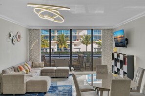 TV - Stylish Beachfront Gem ~ Sea View, Pool, Gym, Pkg! (Hollywood)