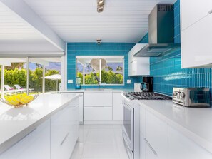 Private kitchen - The Pink Door of Little Beverly Hills (Palm Springs)