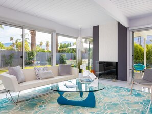 Living area - The Pink Door of Little Beverly Hills (Palm Springs)