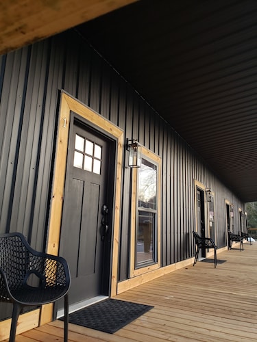 Hidden Jewell Studio Suite #2 - 2BD/1BA Kitchenette & Washer/Dryer on Outlaws