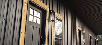 Hidden Jewell Studio Suite #2 - 2BD/1BA Kitchenette & Washer/Dryer on Outlaws