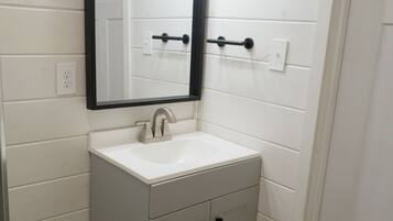 Douche, serviettes fournies, savon, papier toilette