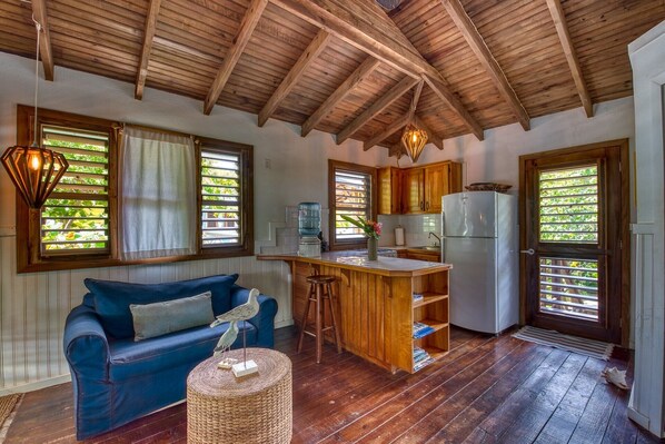 Deluxe Suite | Individually decorated, individually furnished, free WiFi - CAMP BAY LODGE (Roatan)