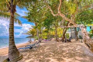 Ubicación a pie de playa, arena blanca, submarinismo y bar en la playa