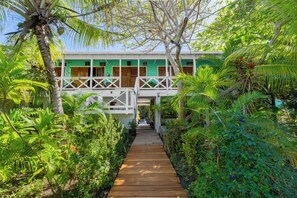 Front of property - CAMP BAY LODGE (Roatan)