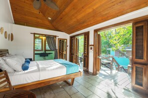 Basic Double Room | Individually decorated, individually furnished, free WiFi - CAMP BAY LODGE (Roatan)