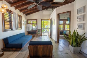 Basic Double Room | Living area - CAMP BAY LODGE (Roatan)