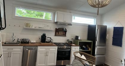 Convenient Cozy Fairhope Guest Cottage