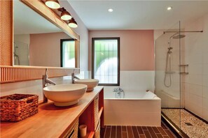 Douche, serviettes fournies, savon