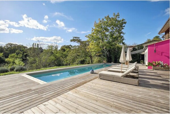 Una piscina al aire libre, una piscina climatizada