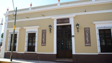 Vista frontal de la propiedad