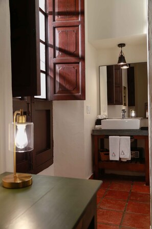 Elite Quadruple Room | Bathroom | Free toiletries, hair dryer, towels, soap