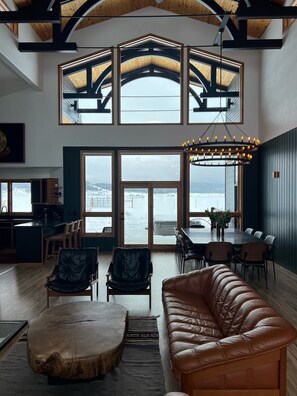 المنشأة من الداخل