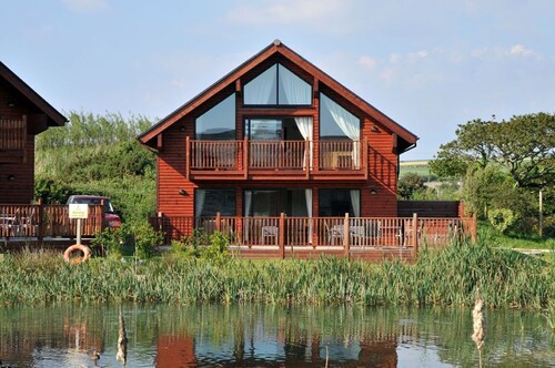 Skylark sleeps 8 private Hot Tub & Dogs welcome Nr Padstow, Resort Pool Bar & Watersports