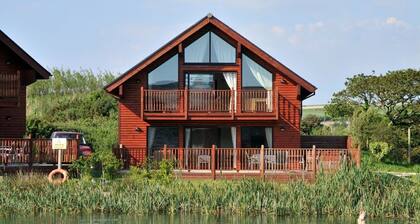 Skylark sleeps 8 private Hot Tub & Dogs welcome Nr Padstow, Resort Pool Bar & Watersports