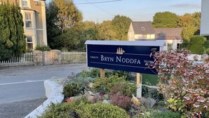 Ein Hotelschild mit dem Logo eines Schiffes, das ein maritimes Thema andeutet.
