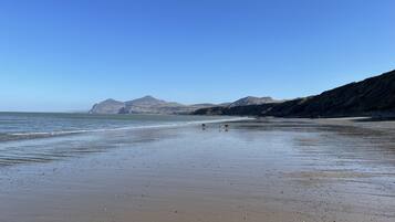 Pantai di sekitar dan bar pantai