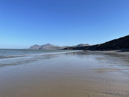 Beach nearby, beach bar. Bryn Noddfa