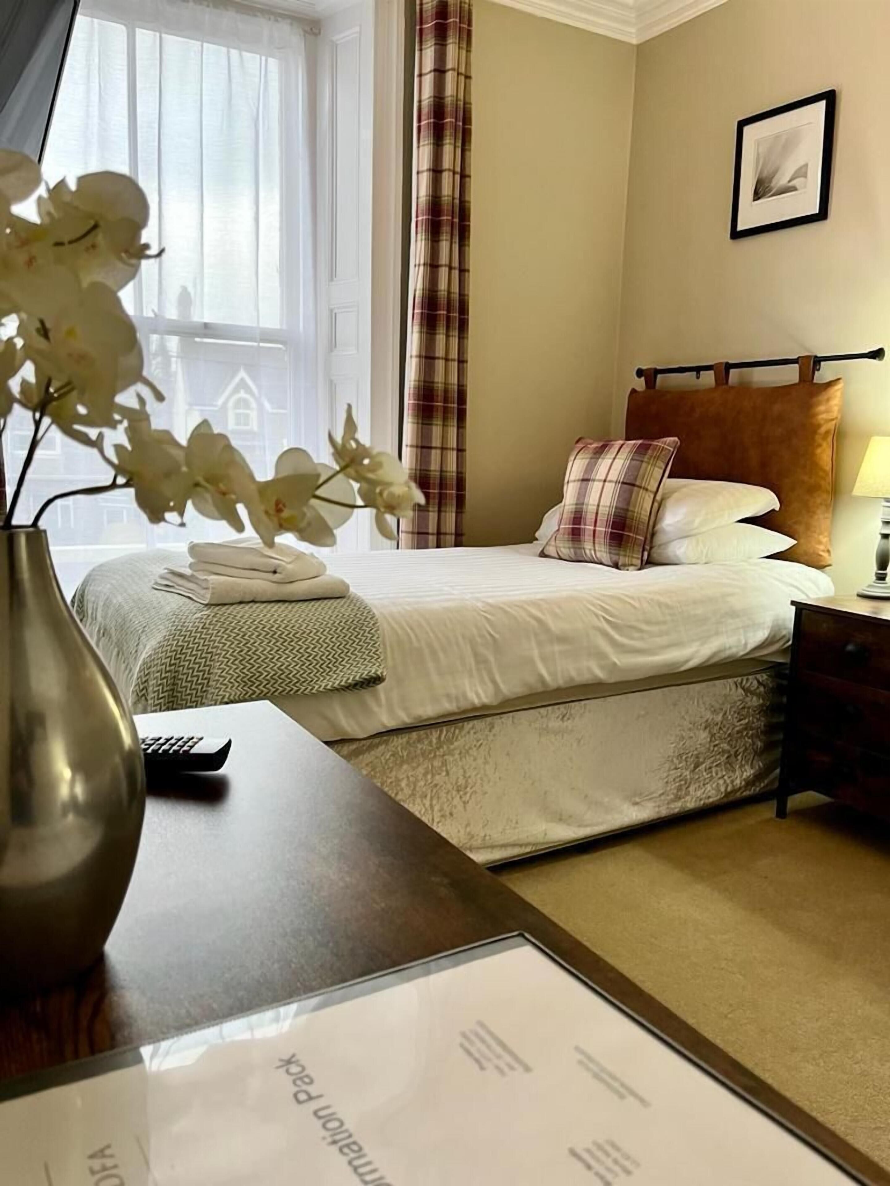 Iron/ironing board, free WiFi, bed sheets
