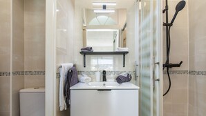 Ein Badezimmer mit Toilette, Waschbecken und Dusche.
